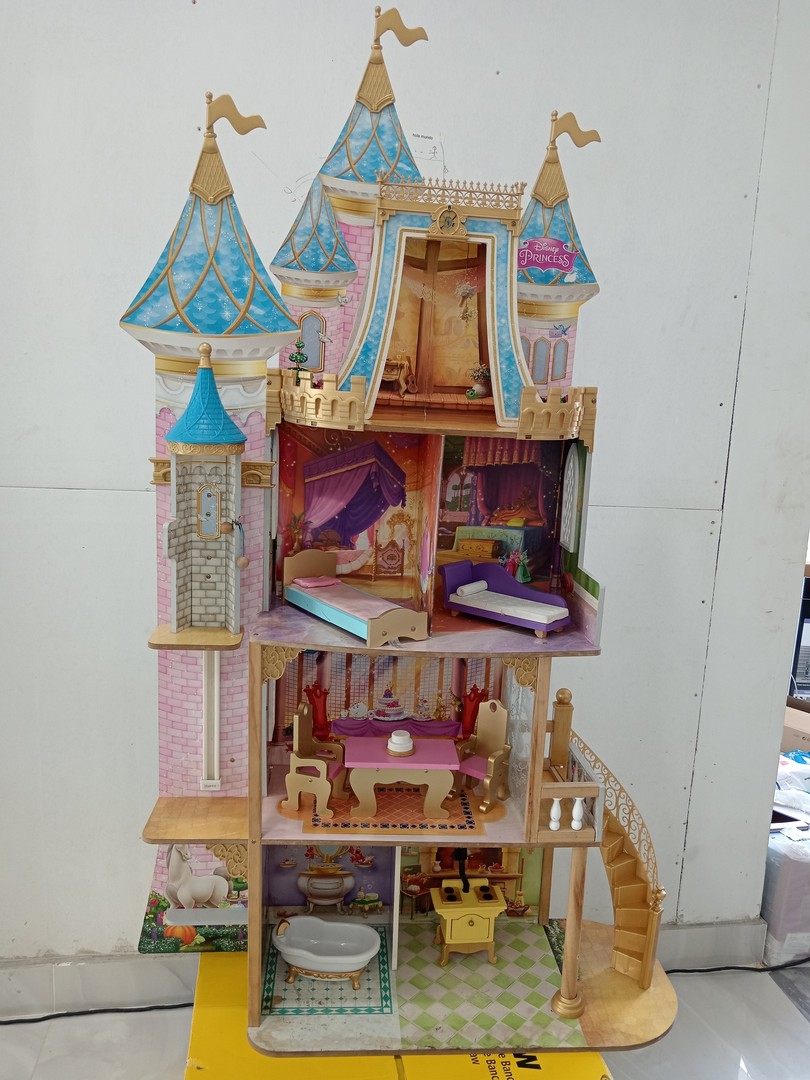 juguetes - Castillo de princesas con sus accesorios, y muñecas barbie se vende por separado