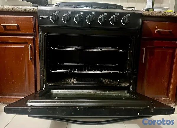 cocina - Estufa de gas Dimensions de 6 hornillas con horno funcionando  4