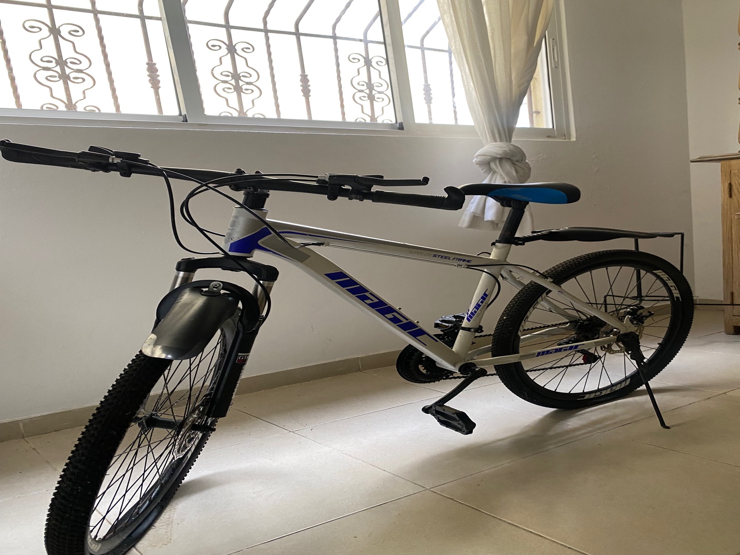bicicletas y accesorios - Bicicleta aro 26 excelentes condiciones con accesorios ( casco y luces)