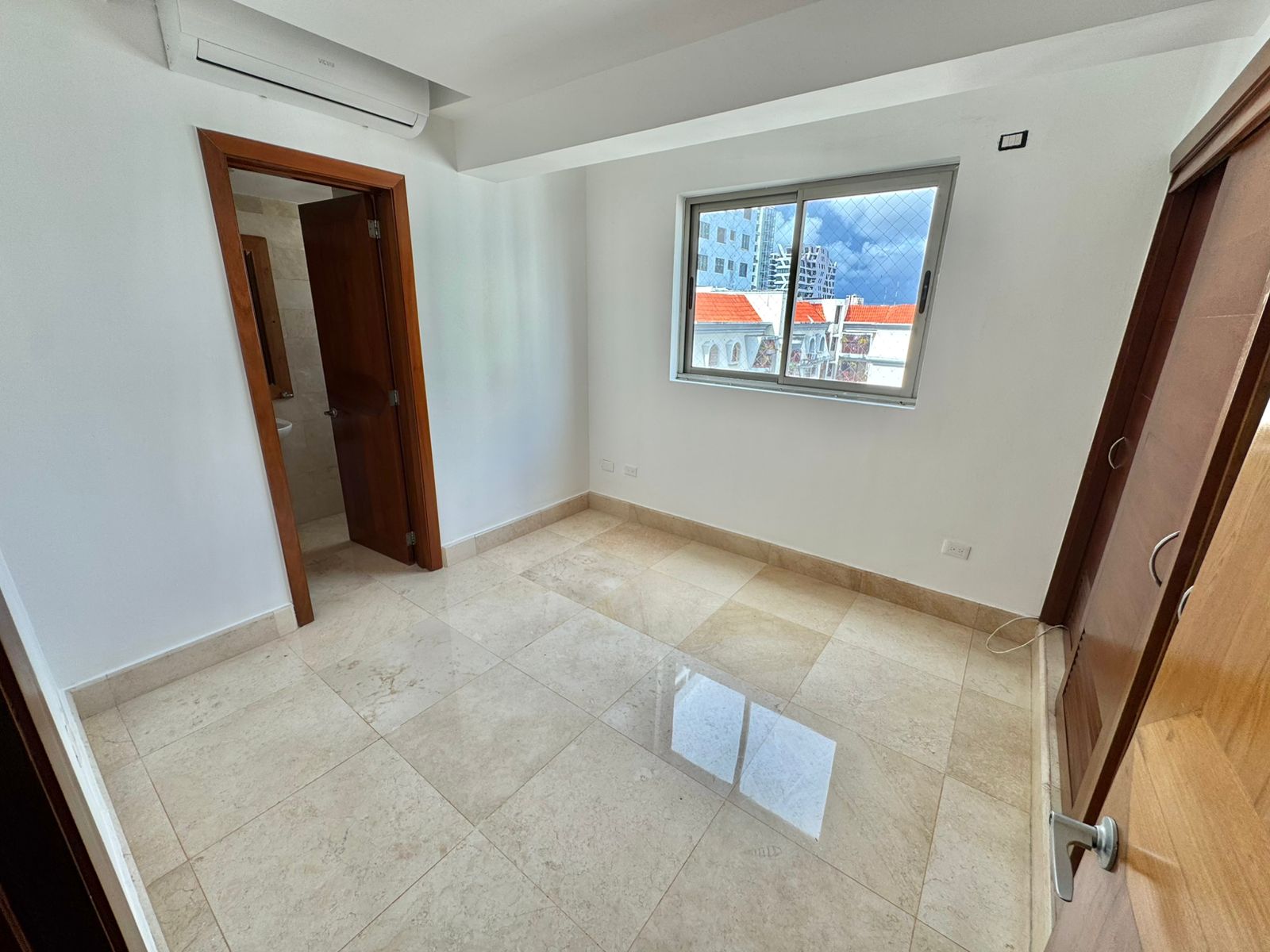 apartamentos - Alquiló piantini piso 7 línea blanca dos hab 2.5 b 6