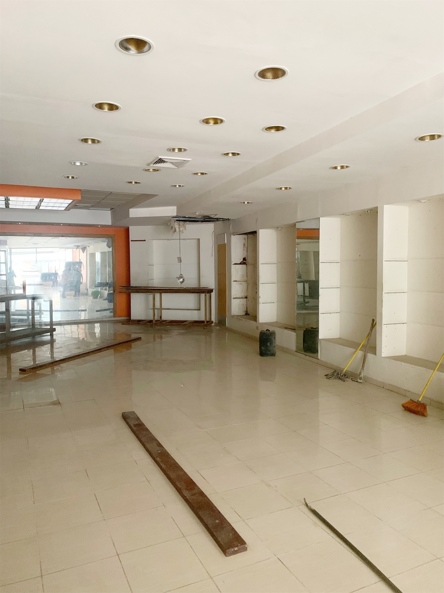 oficinas y locales comerciales - Local amplio en zona colonial 4