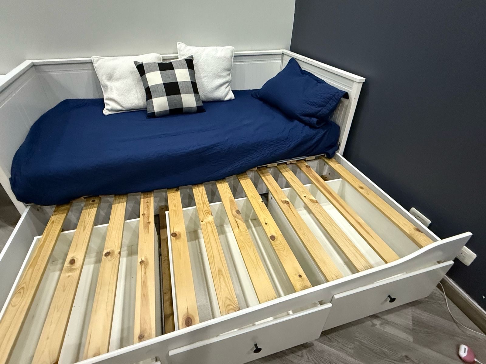 muebles y colchones - vendo cama de IKEA twin extendible a dos camas. ideal para recibir visitas. 