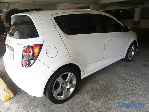 carros - Chevrolet Sonic LS Hatchback 2015 (Mecánico) 3