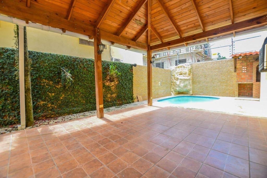 casas - venta de casa con piscina en Arroyo Hondo Santo Domingo República Dominicana  3