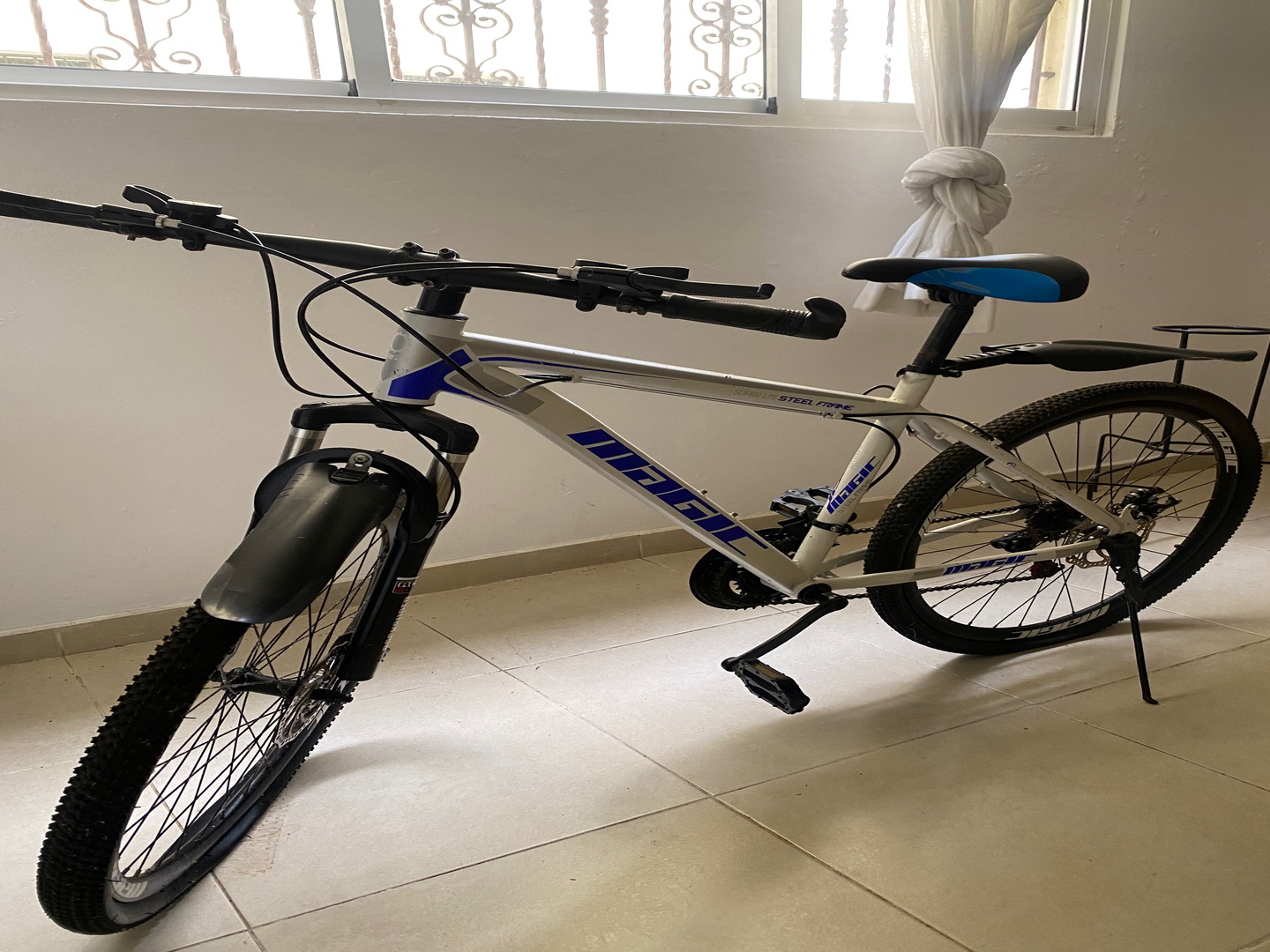 bicicletas y accesorios - Bicicleta aro 26 excelentes condiciones con accesorios ( casco y luces) 1