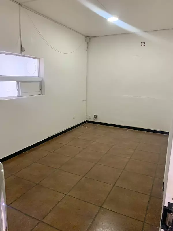 oficinas y locales comerciales - Local céntrico en Evaristo morales  8