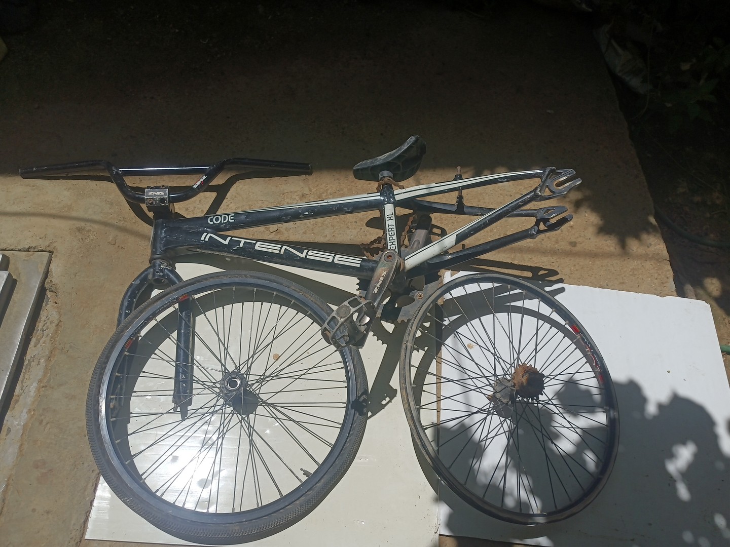 bicicletas y accesorios - Cuadro de dos bicicletas code intence expert pro 20  con sus dos aros originales