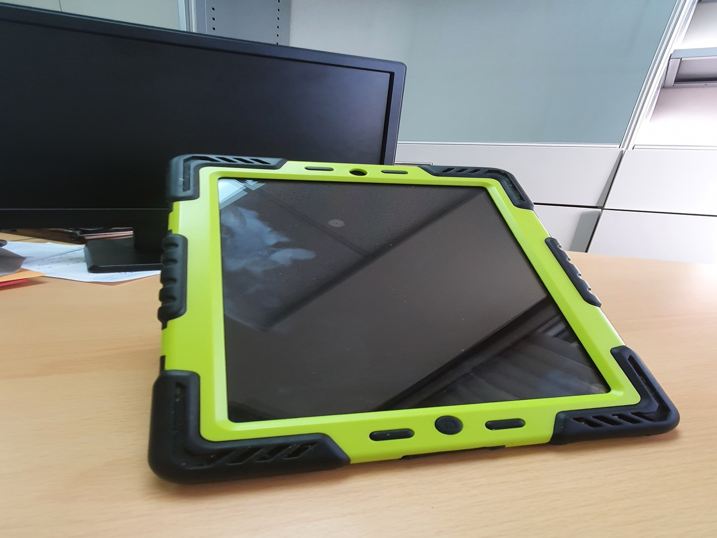 celulares y tabletas - IPad 2.1 Modelo A1395 16 GB WIFI con
Cover grueso Lámina Protectora de Pantalla