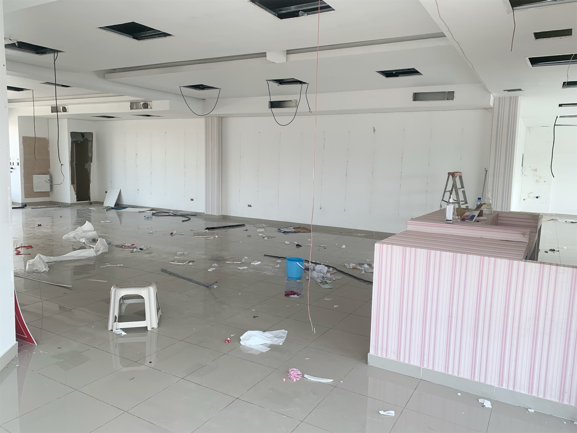 oficinas y locales comerciales - Local con espacio abierto amplio 4