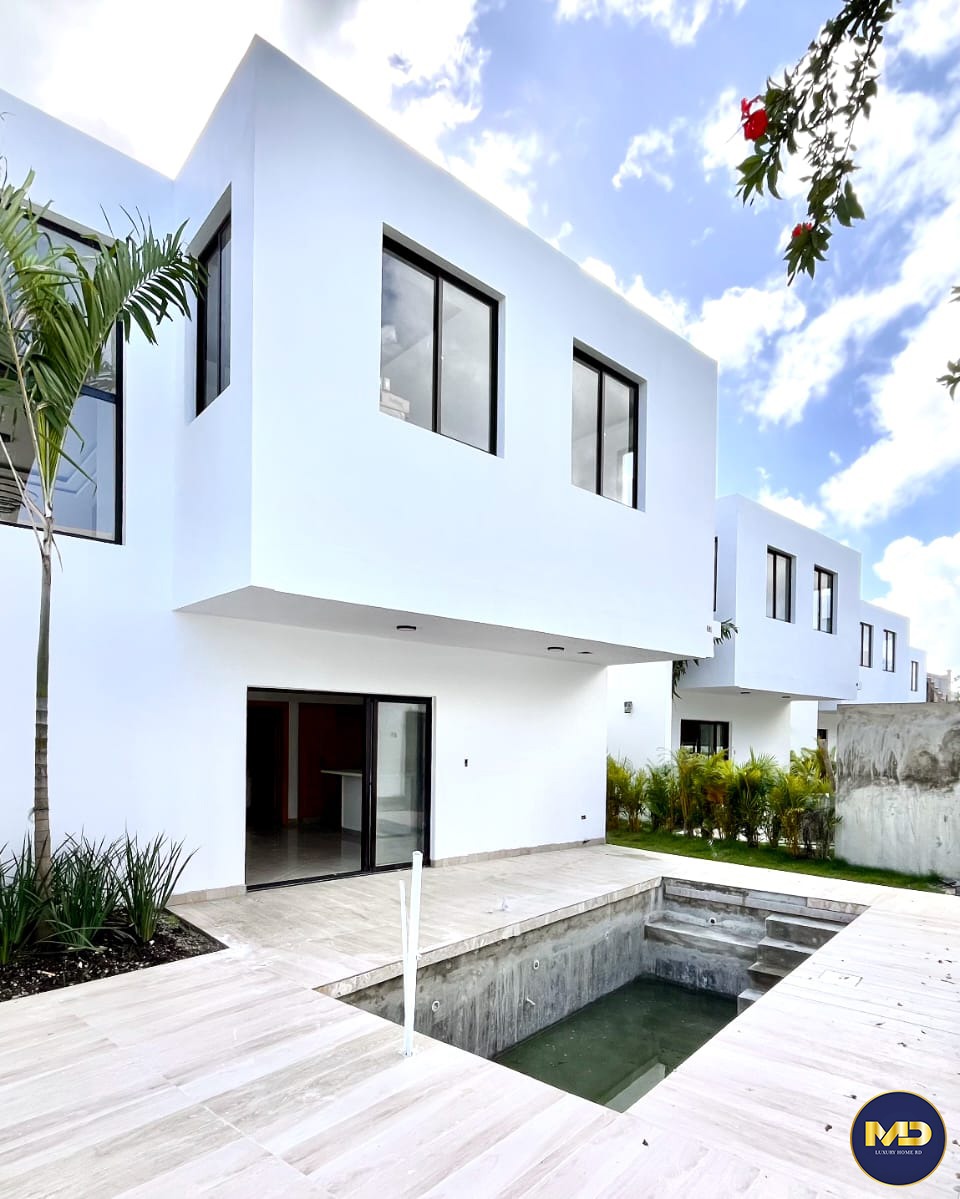 casas - Hermosa Villa con piscina y balcón ubicada en Los Pinos  9