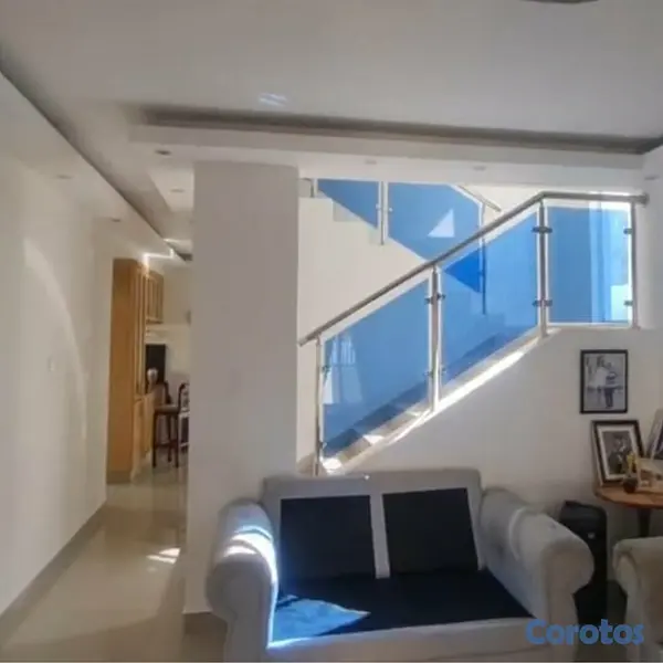 casas - VENDO casa en Av. Rep. de  Colombia detrás de La S 9