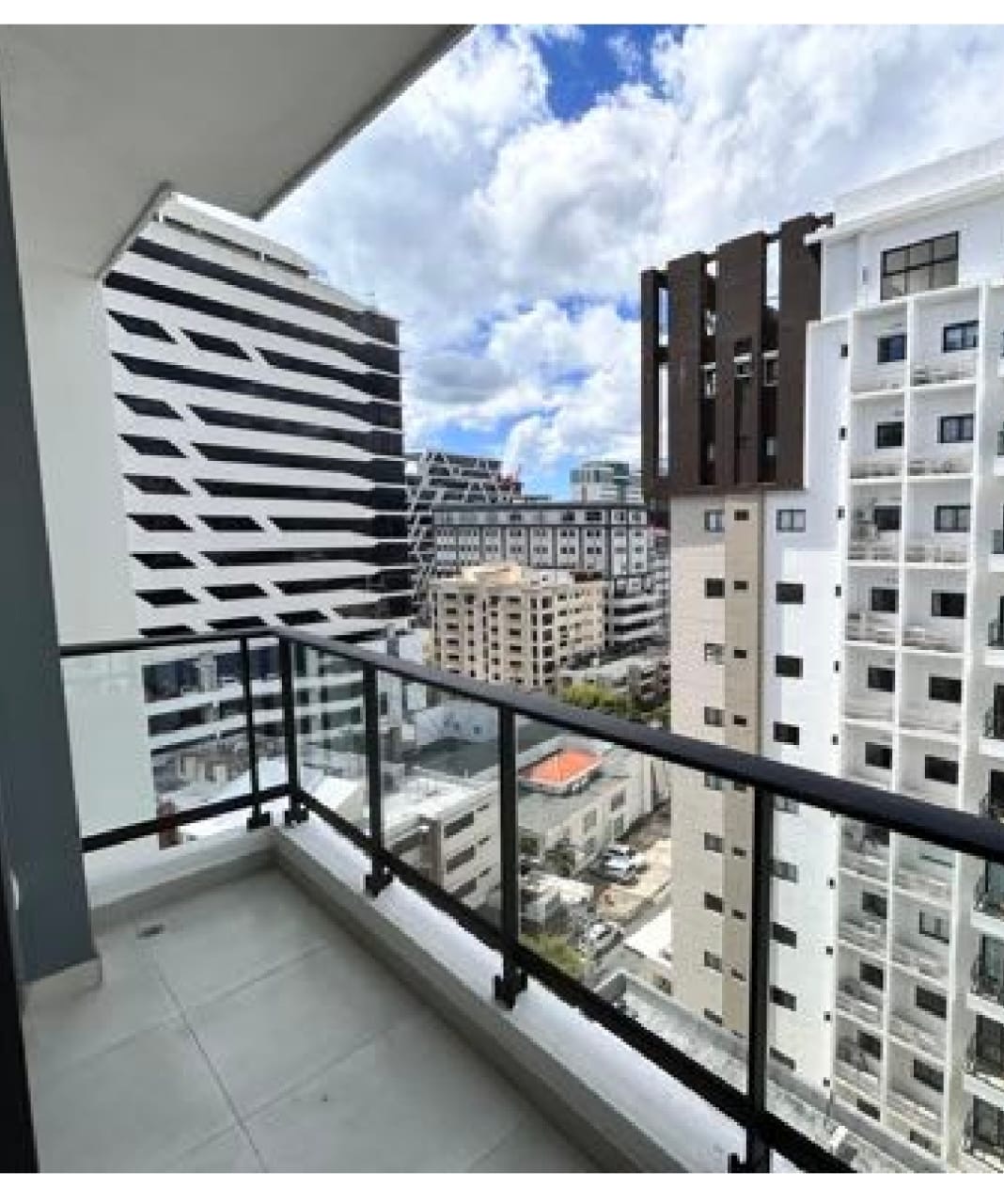 apartamentos - Vendo serralles piso 10 una hab 1.5 baños parqueo  1