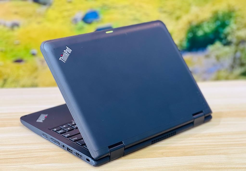 computadoras y laptops - Laptop Lenovo yoga 11e touch core i3 7ma gen 2.40GHz 8GB ram 5