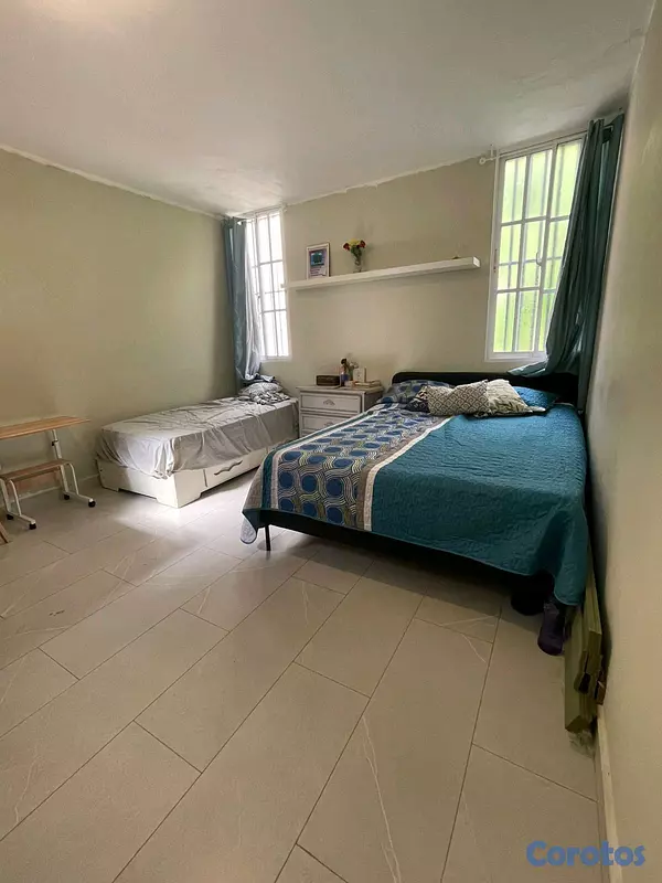 casas - Casa totalmente remodelada en venta en Quisqueya justo al borde del millón 10