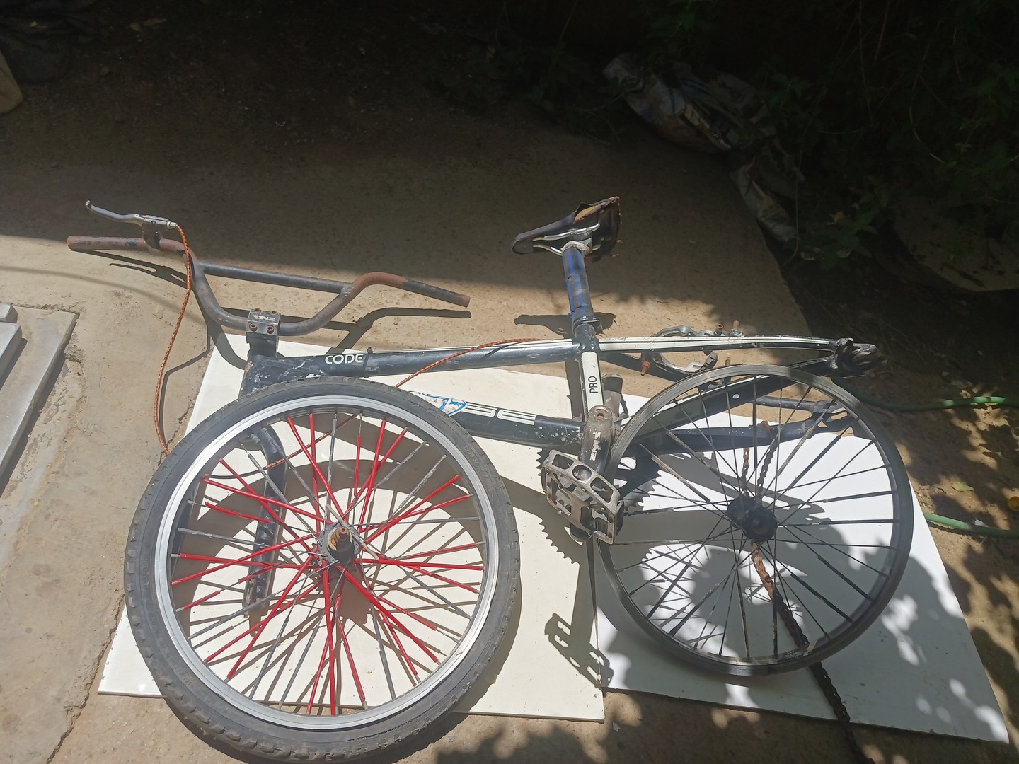 bicicletas y accesorios - Cuadro de dos bicicletas code intence expert pro 20  con sus dos aros originales 4