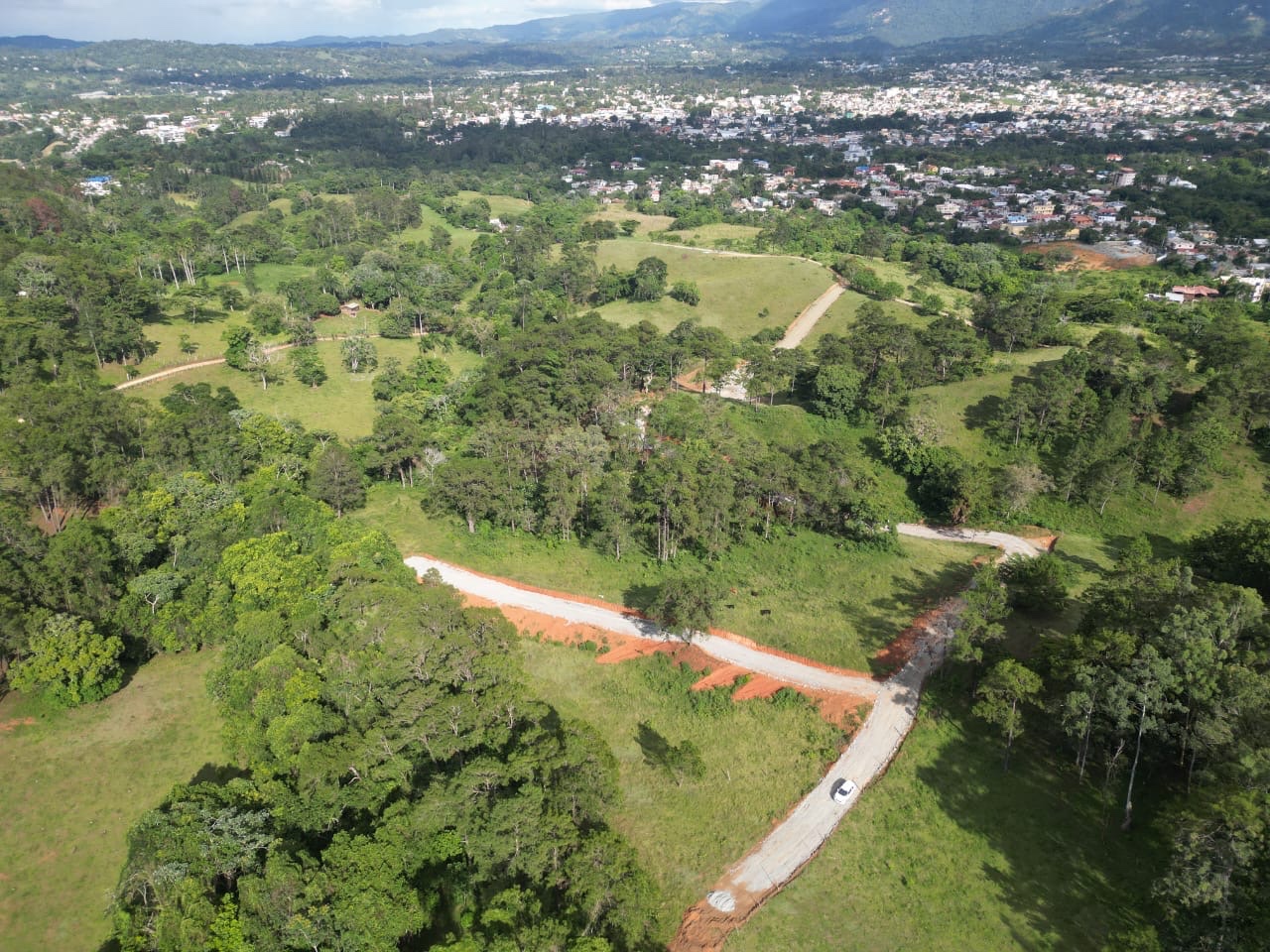 solares y terrenos - Terreno zona turística Jarabacoa 5 minutos del centro listo para residencial 