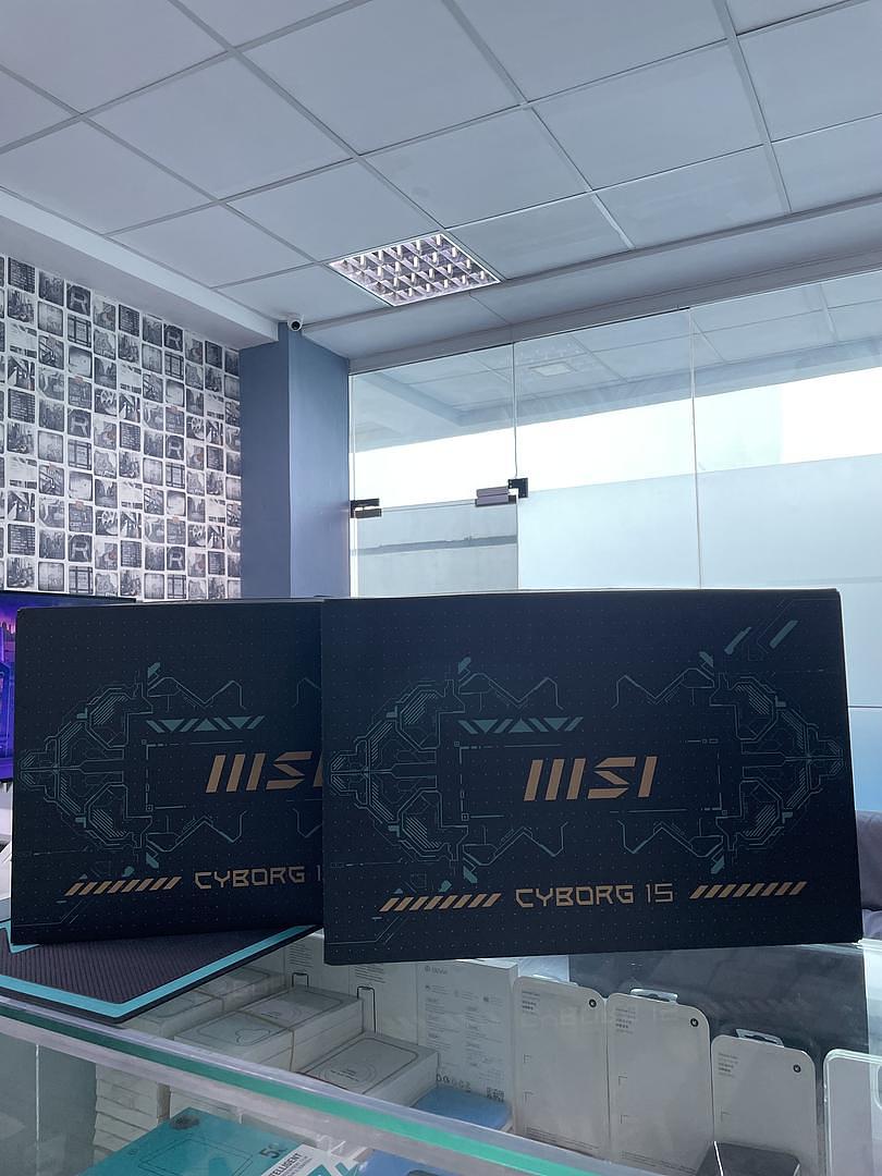 computadoras y laptops - MSI Cyborg 15 Intel core i7 RTX4060 16gb ram 1TB SSD 