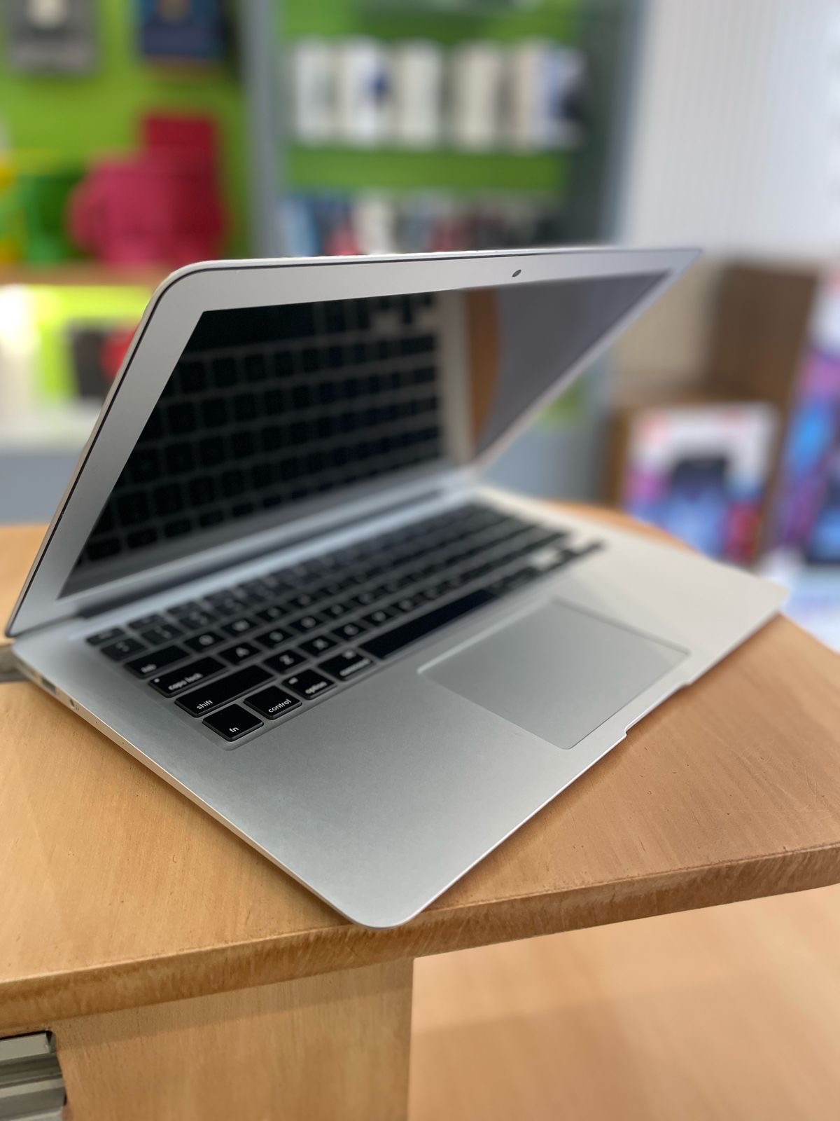 computadoras y laptops - MacBook Air 2017 i5 8Gb de ram 128Gb 0