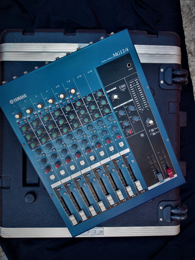 camaras y audio - Mixer Yamaha MG12/4 (Consola pasiva), 12 canales, 6 XLR. 6 de 1/4, Poco uso.