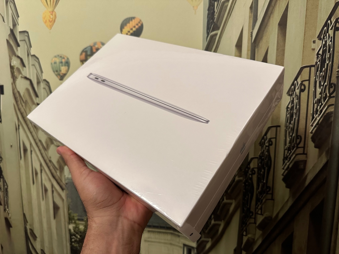 computadoras y laptops - MacBook Air 2020 13 inch/ M1 Apple Chip/ 256GB / 8GB RAM - Sellada