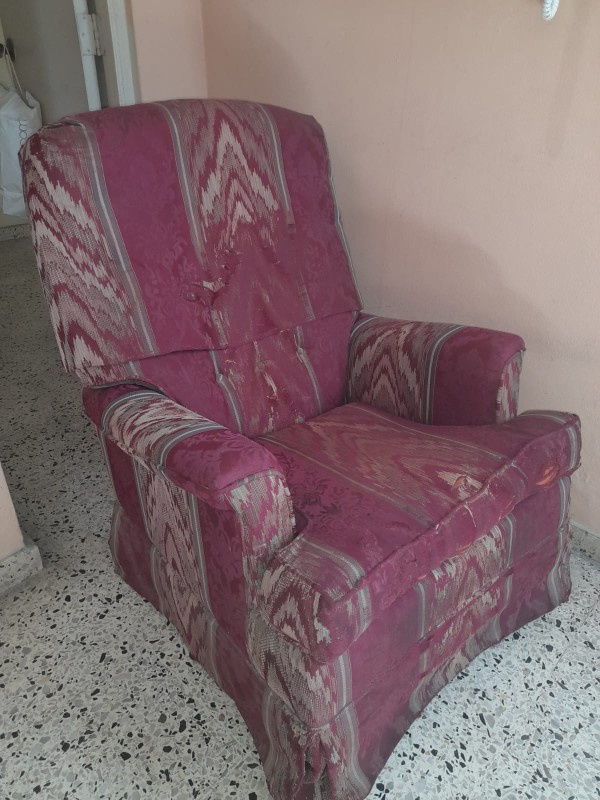 muebles y colchones - Atencion tapiceros y ebanistas vendo sillon mecedora para reparacion