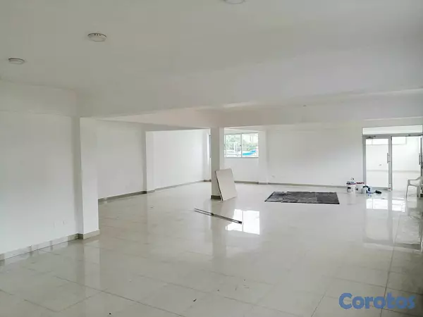 oficinas y locales comerciales - Alquiler local comercial amplio  4