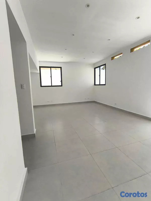 oficinas y locales comerciales - Local en primer piso en la Julia  8