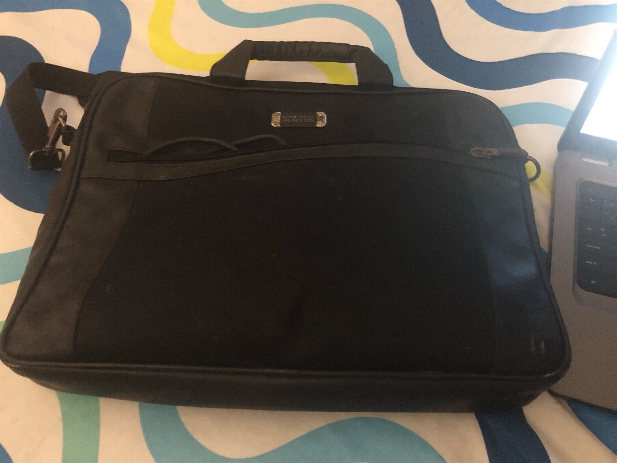 computadoras y laptops - laptop HP G72 Windows 10 con su bulto Kenneth Cole batería se descarga rápido