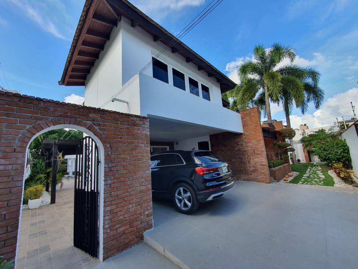 casas - Hermoso hogar con diseño clásico (Casa de doble nivel)