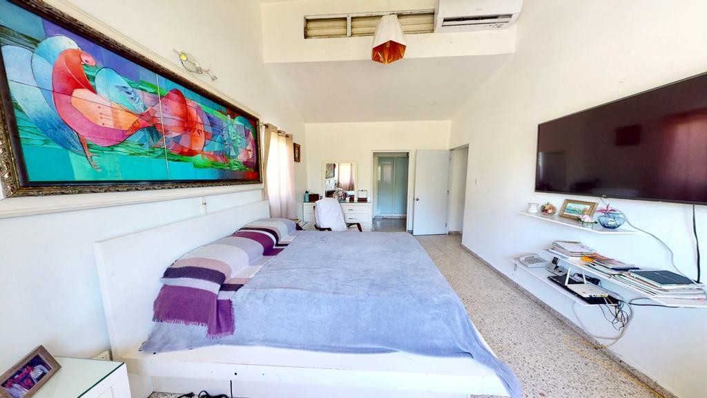 casas - Vendo casa en la zona Universitaria 
Residencial cerrado
290 mst
RD$18,000,000 0