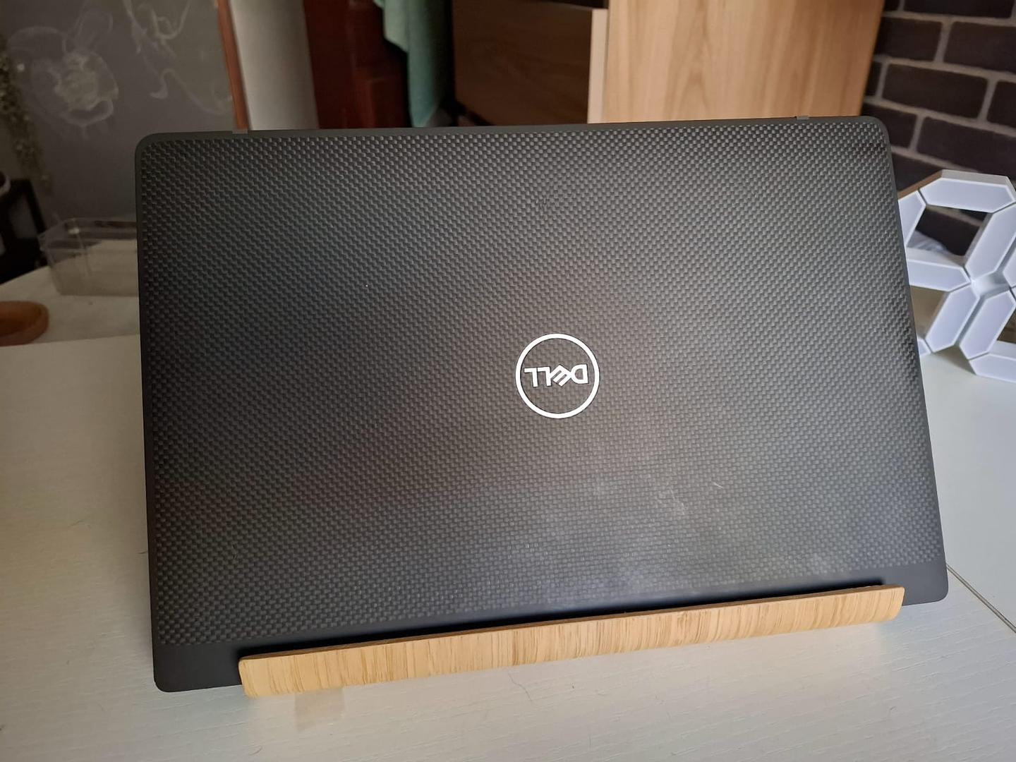 computadoras y laptops - Dell latitude 7400 y monitor 19pulgadas (negociable)