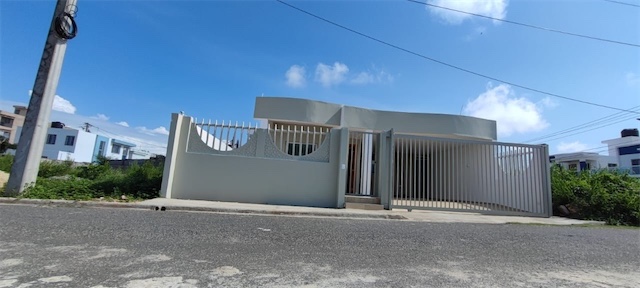 casas - Venta de casa con piscina en la autopista de san Isidro Prado Oriental 0