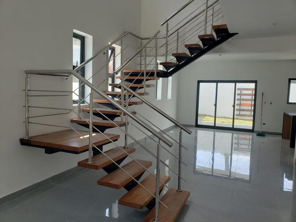 casas - Moderna Vivienda en Proyecto Cerrado, Gurabo 1