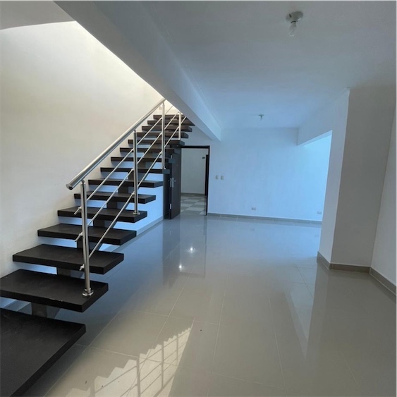 penthouses - Amplio Penthouse con Ascensor próximo autopista Duarte. 2