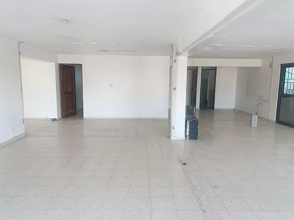 oficinas y locales comerciales - Local en naco amplio  2