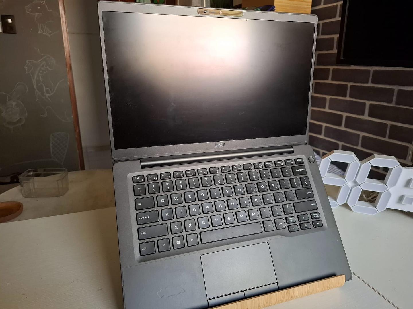 computadoras y laptops - Dell latitude 7400 y monitor 19pulgadas (negociable) 1