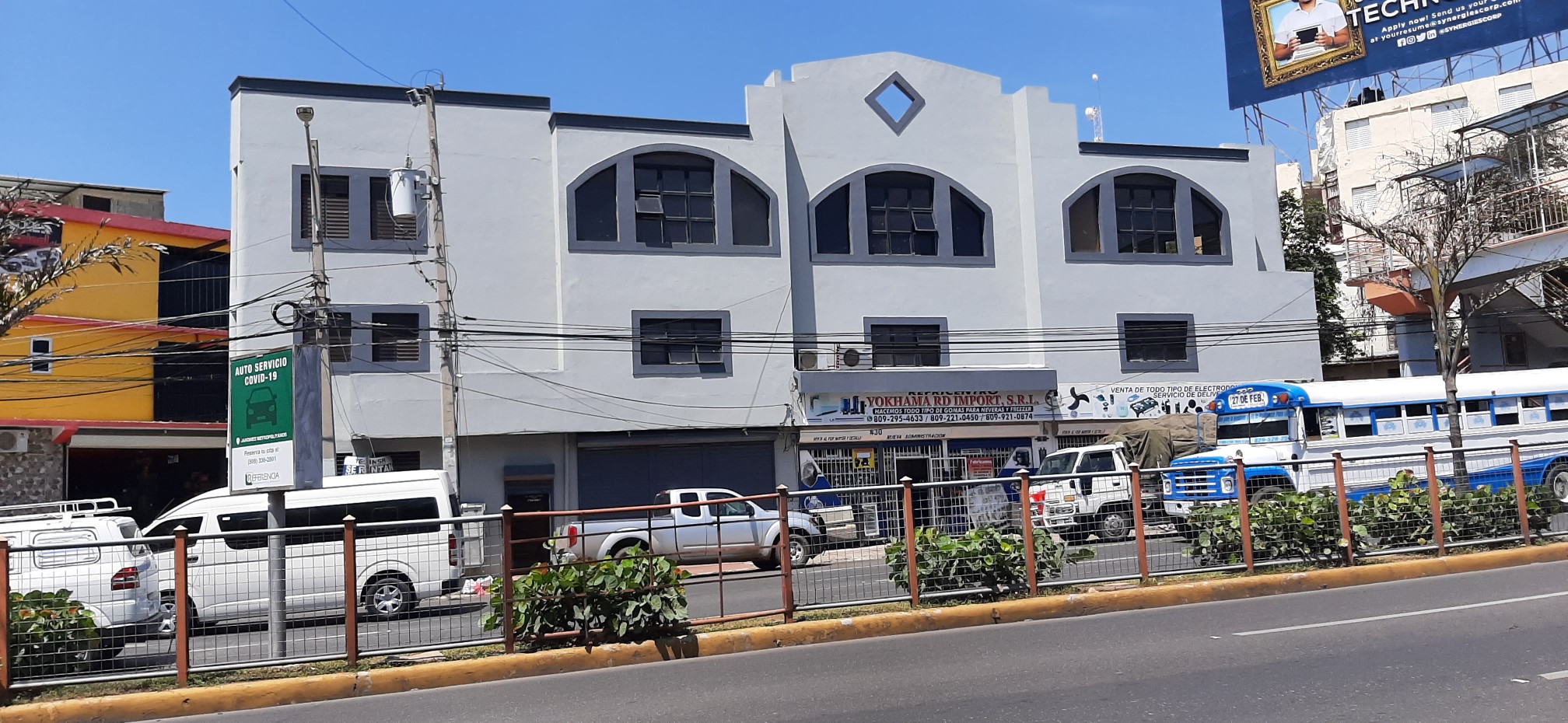 oficinas y locales comerciales - Se renta  locales  en este edificio  en la 27 de febrero  santiago. 