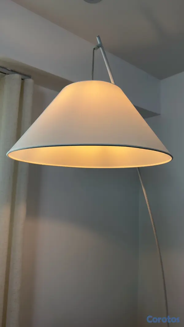 decoración y accesorios - lámpara de piso curva, casi nueva, RD$3,000.00 4