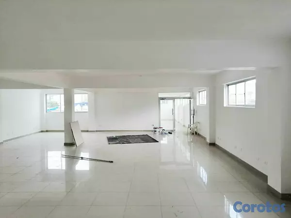 oficinas y locales comerciales - Alquiler local comercial amplio  6