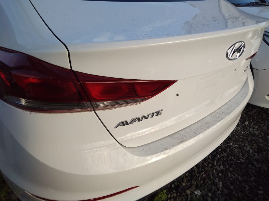 carros - HYUNDAI AVANTE 2017 BLANCODESDE: RD$700,100.00 2