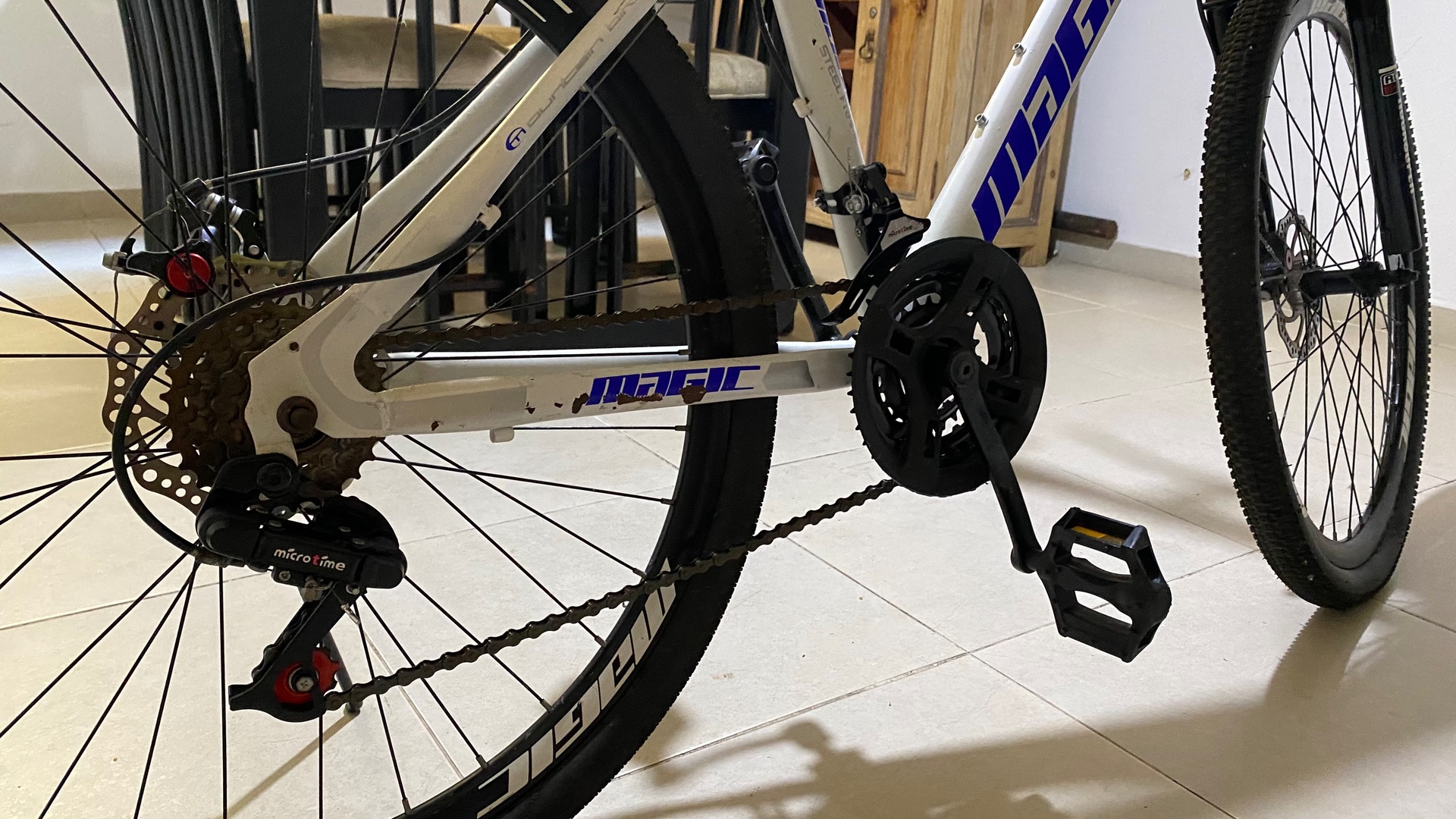 bicicletas y accesorios - Bicicleta aro 26 excelentes condiciones con accesorios ( casco y luces) 5