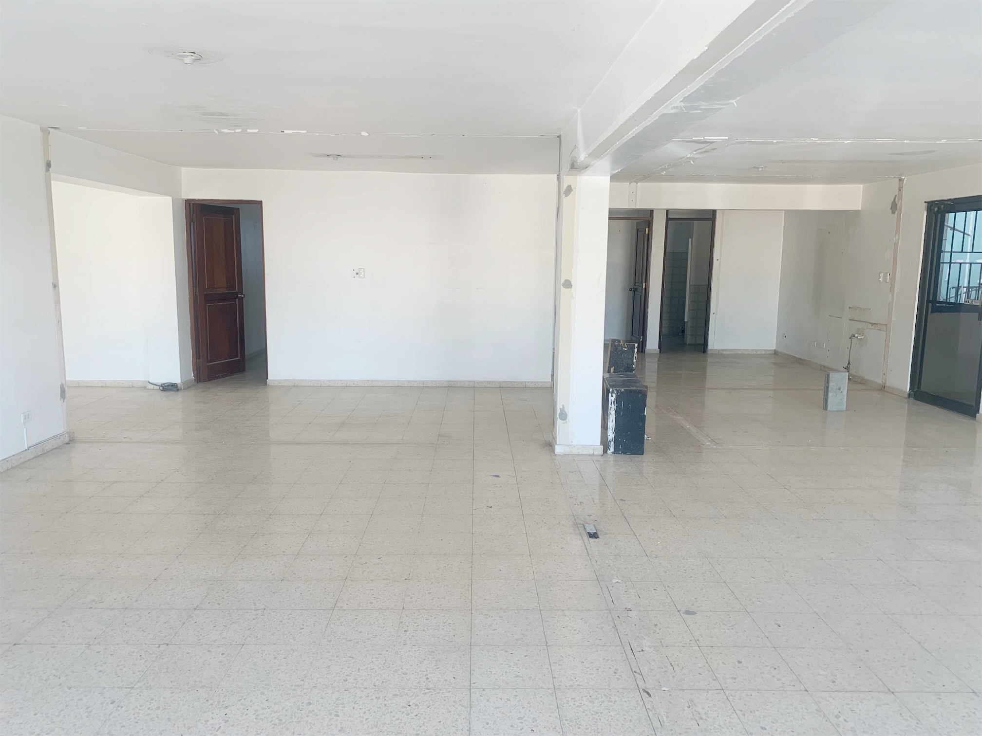 oficinas y locales comerciales - Local en naco amplio  2