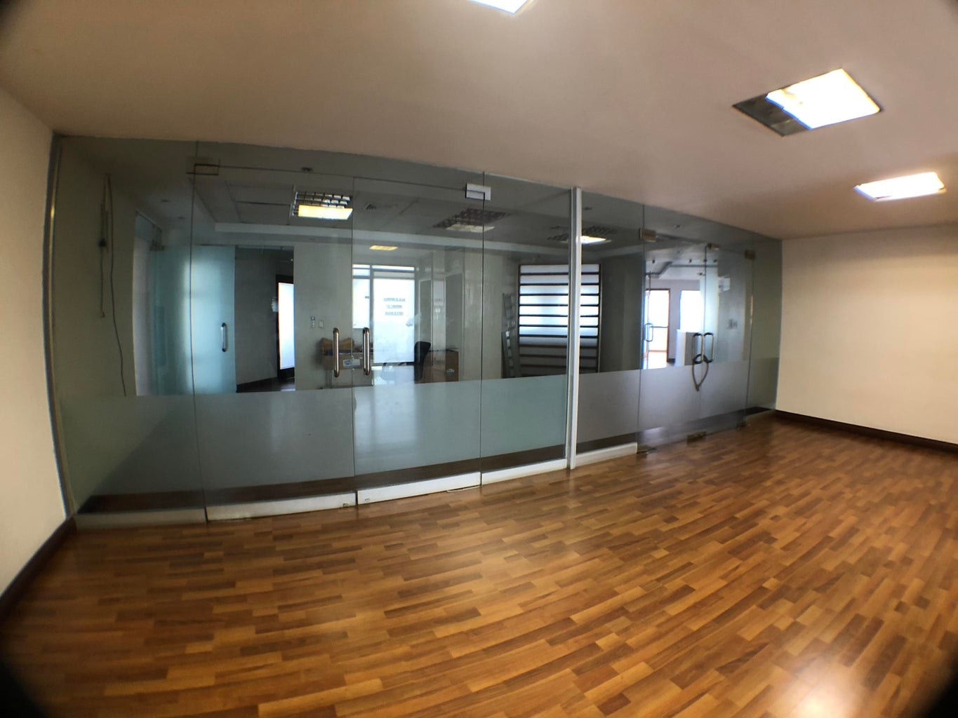 oficinas y locales comerciales -  local para oficina con divisiones para áreas de trabajo, oficinas, etc 0