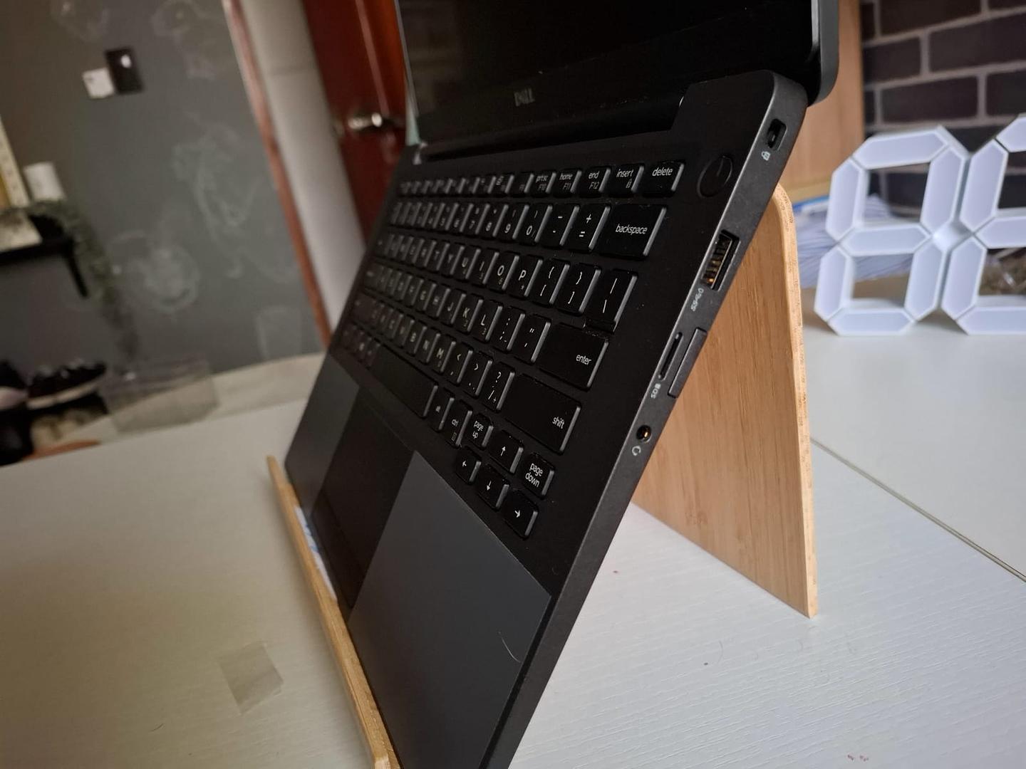 computadoras y laptops - Dell latitude 7400 y monitor 19pulgadas (negociable) 3
