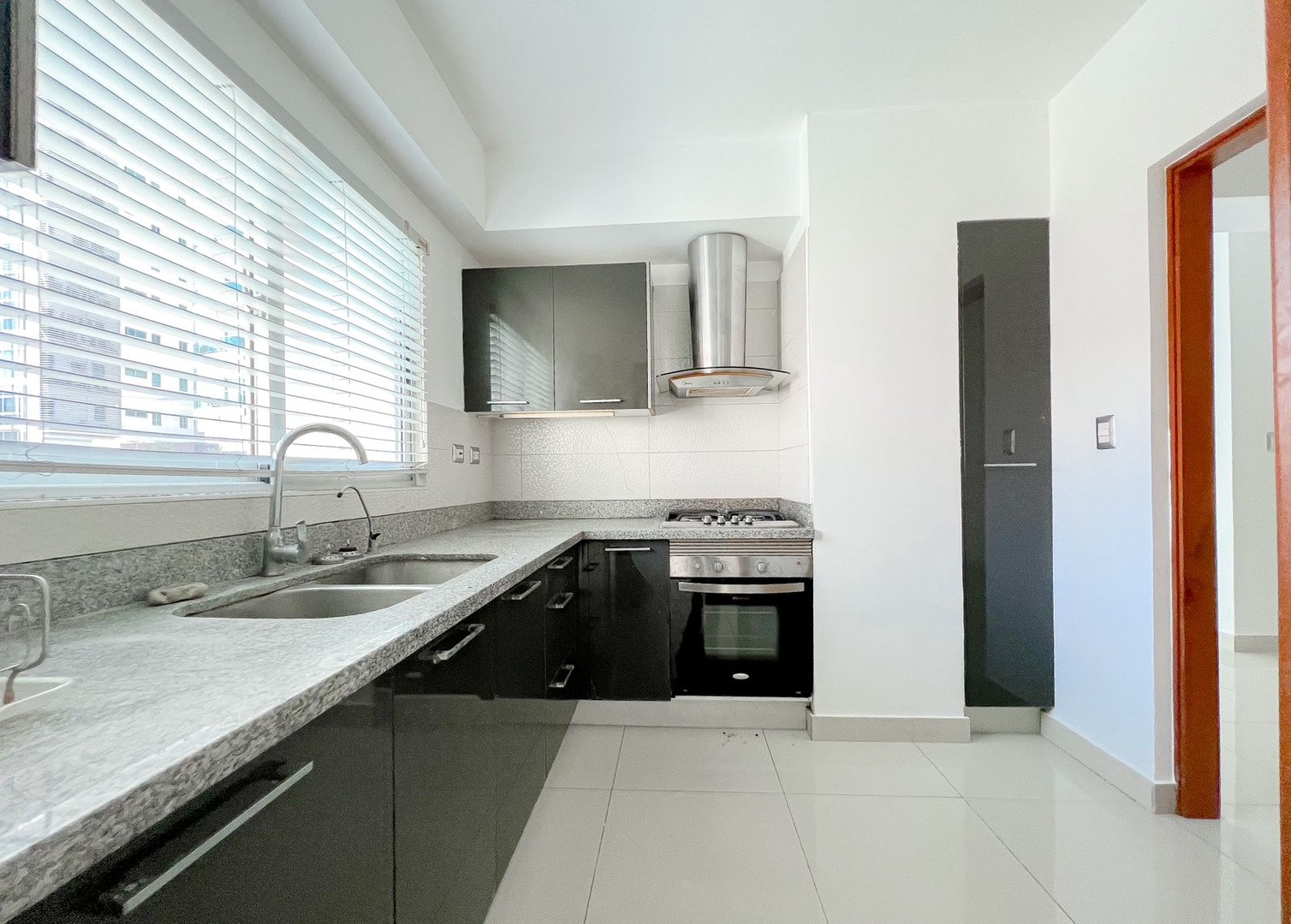 apartamentos - Piantini,  Apto. con Excelente Iluminacion y Ventilacion Natural 2 Habitaciones 3