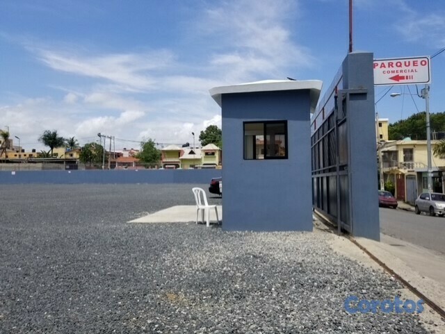 oficinas y locales comerciales - Se vende Parqueo Comercial detrás parada Metro Mamá Tingó 2