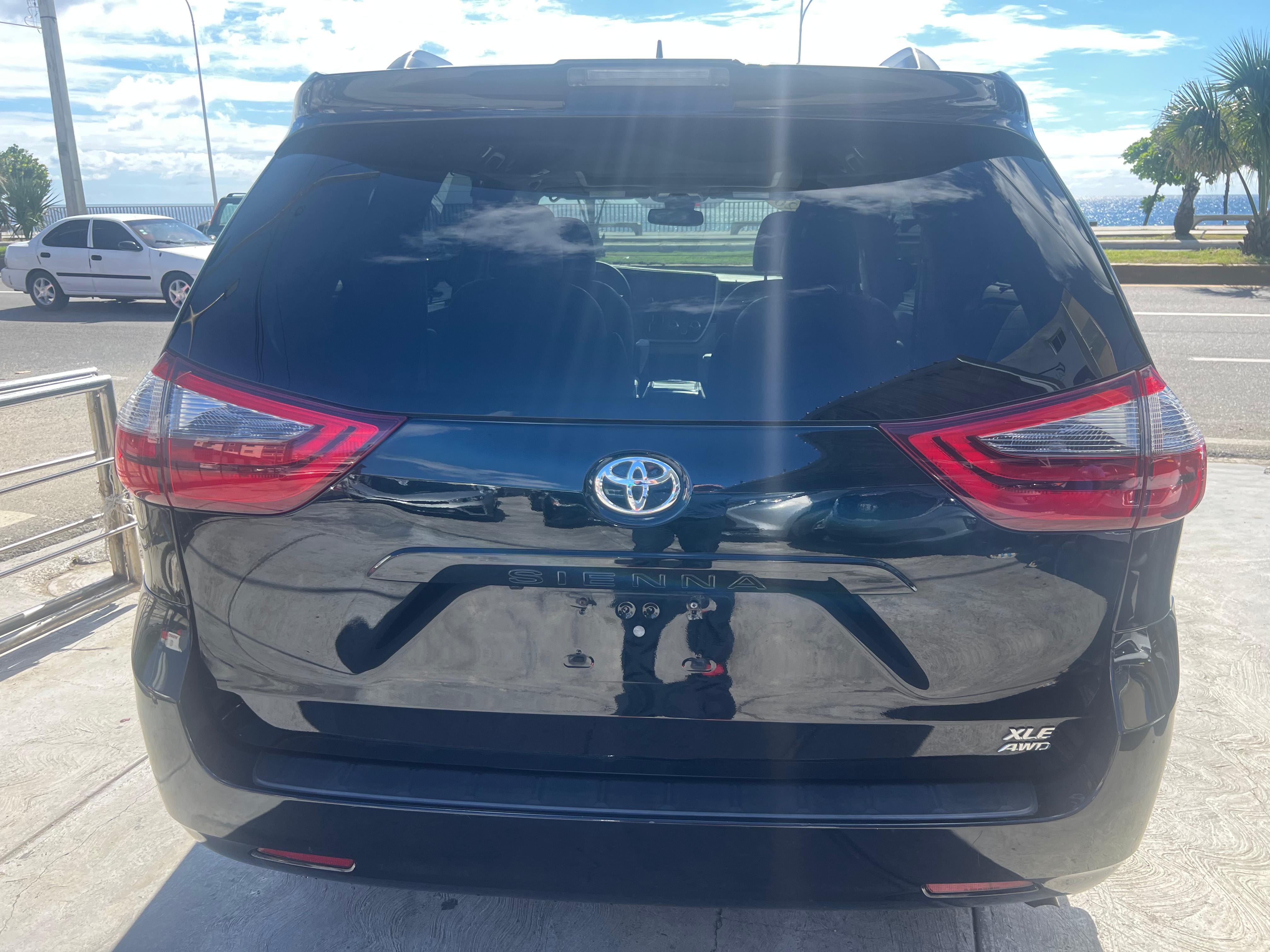 jeepetas y camionetas - Toyota Sienna XLE 2020 4