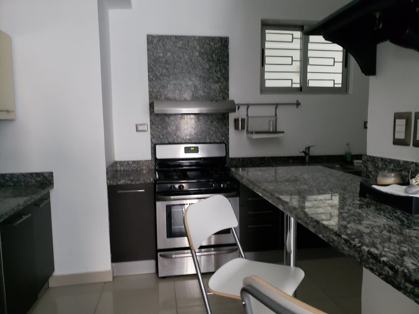 apartamentos - SIN INTERMEDIARIOS RENTO APARTAMENTOS MODERNO CON 2 PARQUEOS EN IMPONENTE TORRE 2