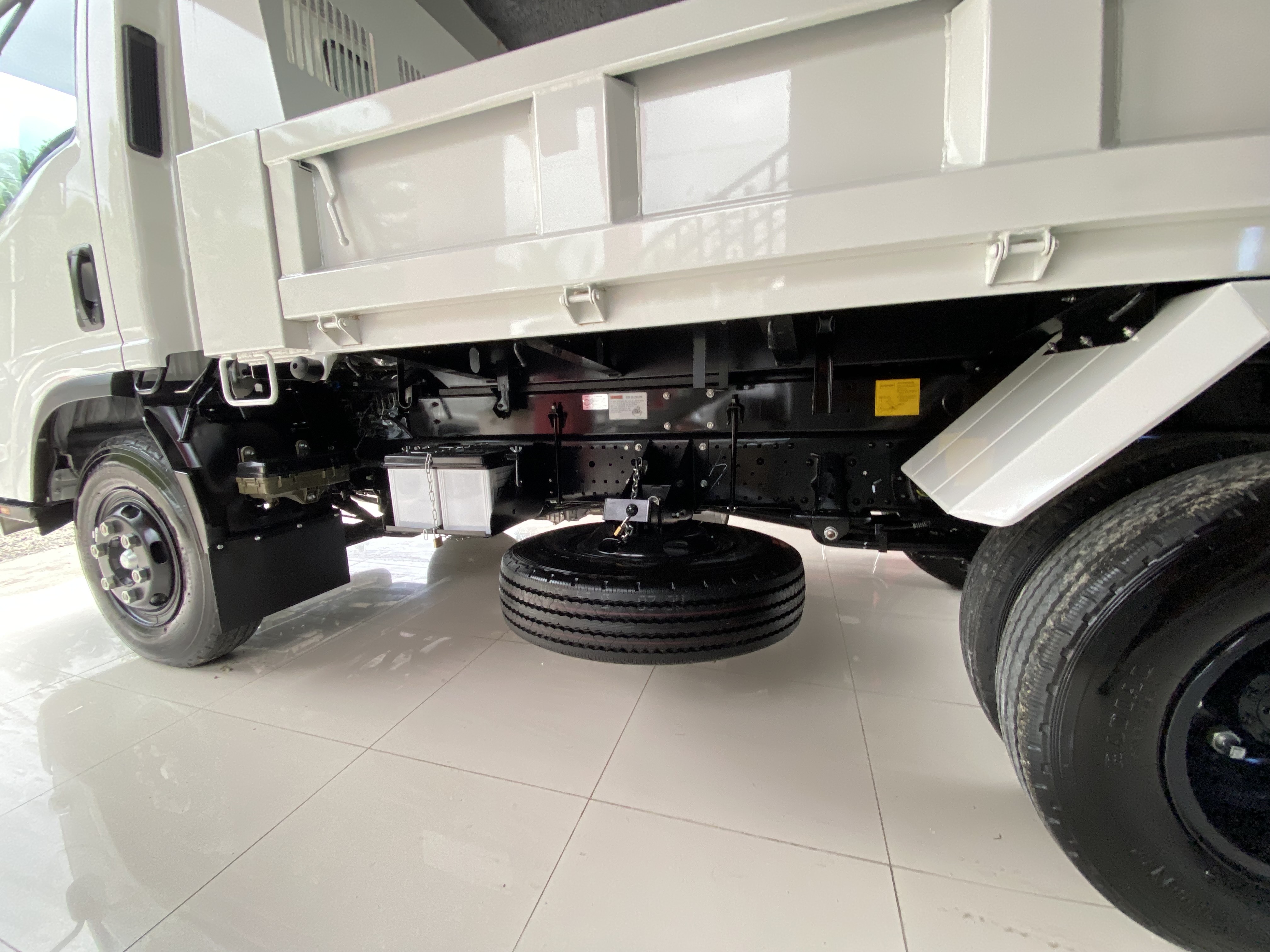 camiones y vehiculos pesados - ISUZU NPR 2025 VOLTEO 5