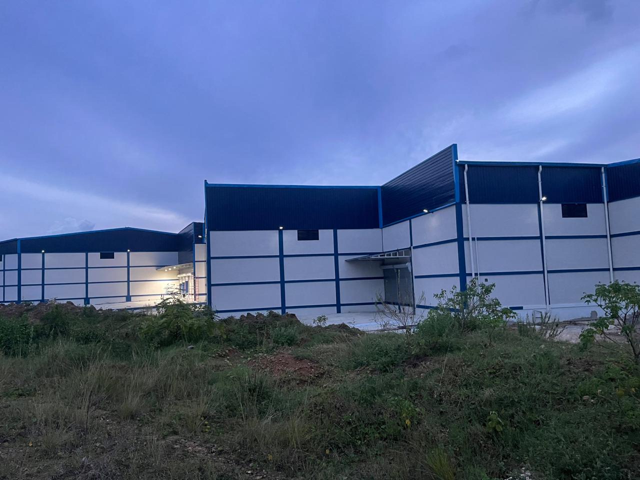 oficinas y locales comerciales - Alquilo Nave  2,000 mts prox merca Santo domingo  3